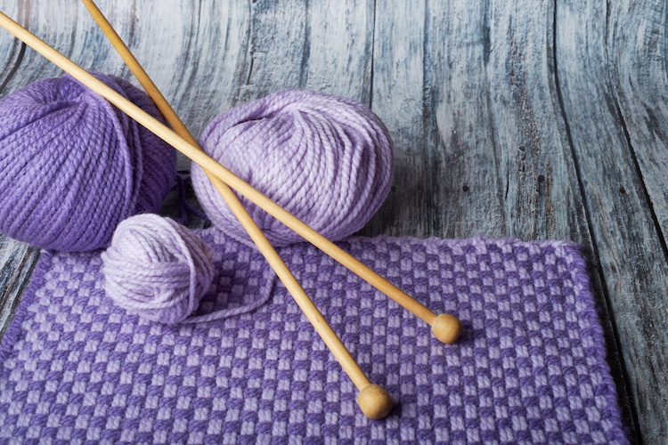 Comment savoir avec quelles aiguilles tricoter une laine ?