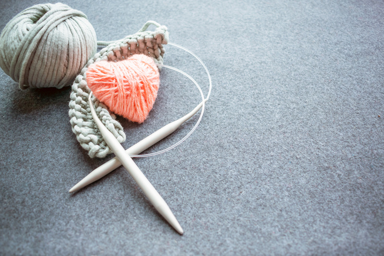 Comment tricoter avec des aiguilles circulaires ?